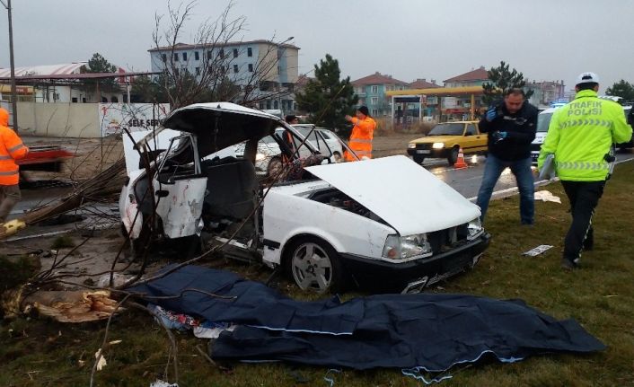 Yoldan çıkan otomobil ilk olarak elektrik direğine sonra ağaca çarptı: 2 ölü, 3 yaralı