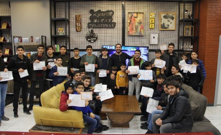 10 yıllık gelenek bozulmadı, başarı belgesini getiren öğrencileri ücretsiz tıraş etti