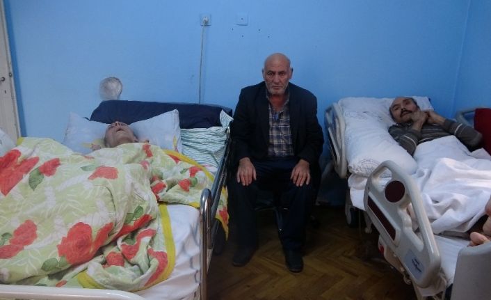 65 yaşında yatalak iki çocuğuna bakan baba yardım eli uzatılmasını bekliyor