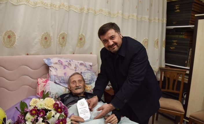 83 yaşındaki gazeteci geçirdiği ameliyat sonrası mesleğe döneceği günü bekliyor