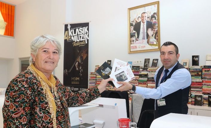 Ataşehir’de klasik müzik festivali’nde “bir kitap, bir bilet” kampanyasıyla bin kitap toplandı