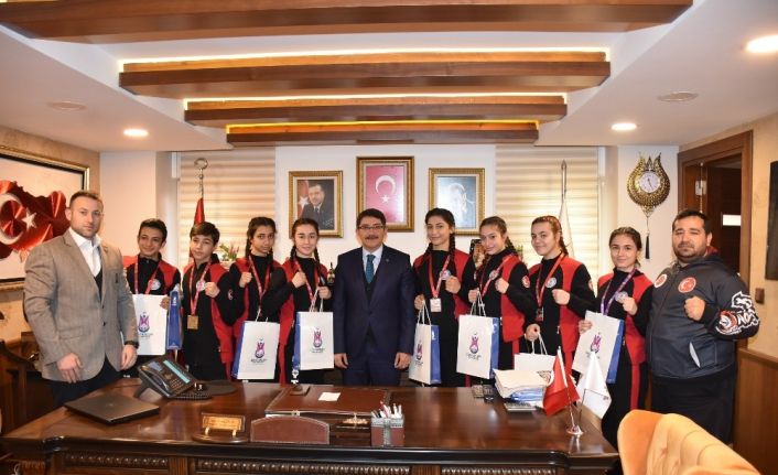 Başkan Çelik şampiyon sporcuları ağırladı