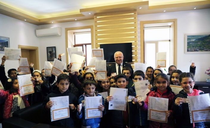 Başkan Gümüş’ten karne hediyesi lunapark bileti