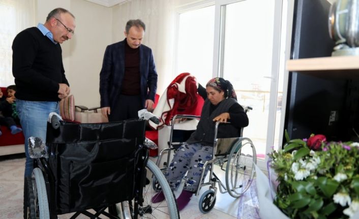 Başkan Kılınç’tan engelli vatandaşa tekerlekli sandalye