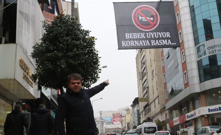 ‘Bebek uyuyor kornaya basma’ afişi ile korna sesine dur dedi