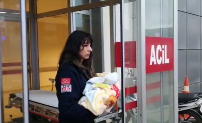 Bir aylık bebek 3 yaşındaki ağabeyinin kucağından yere düşüp hastanelik oldu