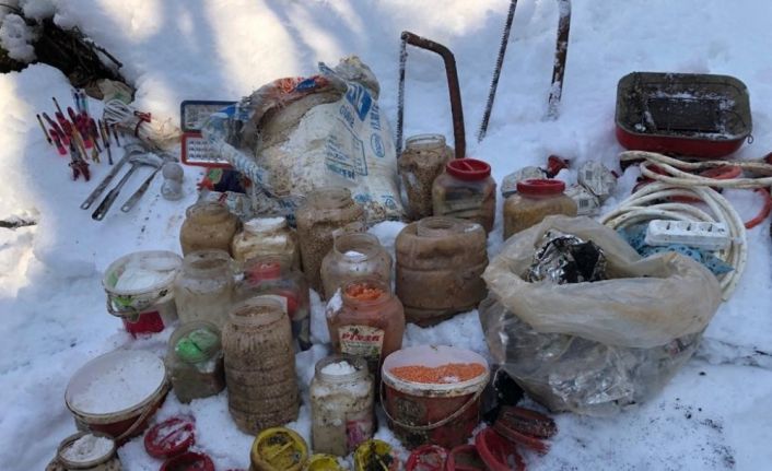 Bitlis’te terör örgütüne ait yaşam malzemesi ele geçirildi