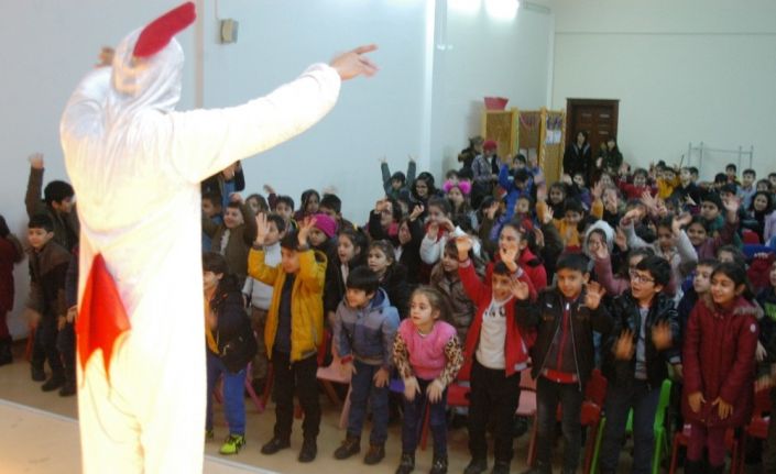 Diyarbakır Büyükşehir Belediyesi çocukların karne sevincine ortak oldu