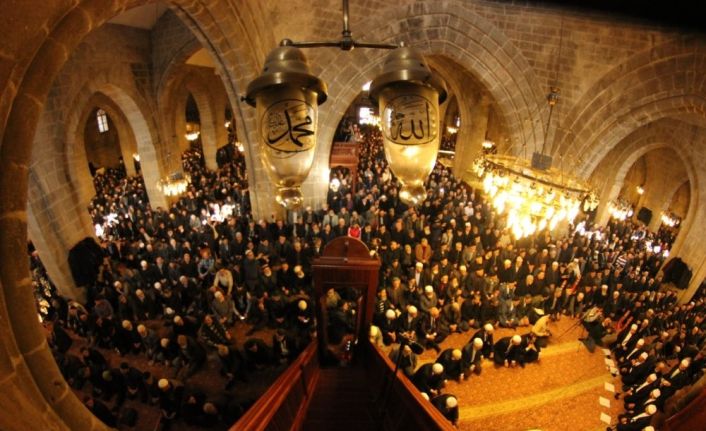 Erzurum’un 487 yıllık geleneği ‘Bin bir hatim’ duası için eller semaya açıldı