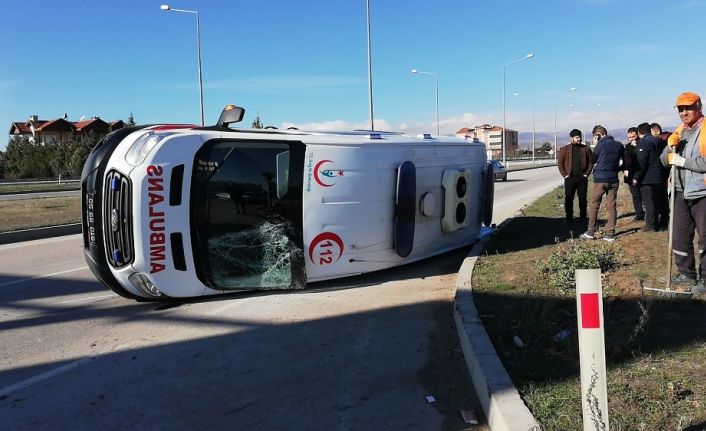 Hafif ticari araç ile ambulansla çarpıştı: 5 yaralı