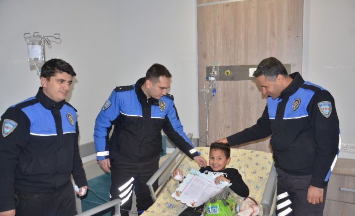 Hastanede tedavi gören öğrencilere polisten karne sürprizi