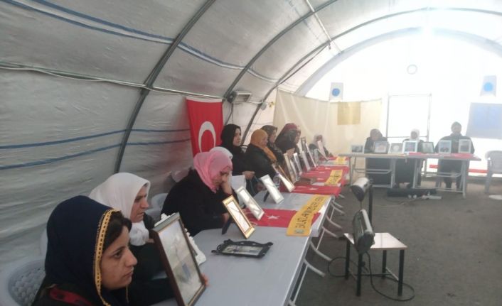 HDP önünde PKK tarafından kaçırılan oğlunu bekleyen anneden en acı doğum günü kutlaması