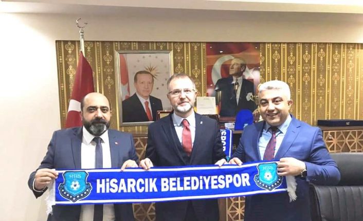 Hisarcık Belediyespor’un satışa sunduğu atkı ve bereler ilgi görüyor