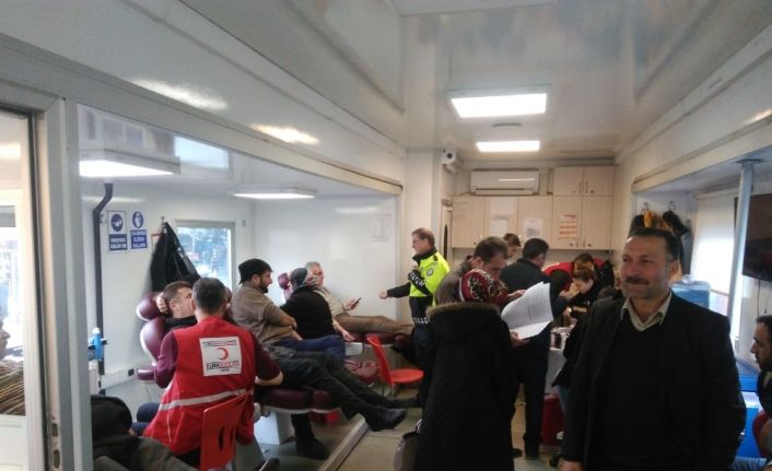 İlçelerinde görev papan polisin eşine uygun donör için kan bağışında yarıştılar