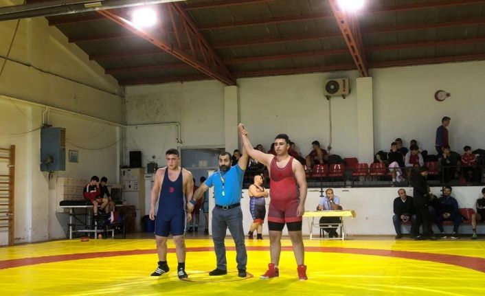 İlkadımlı güreşçiler dereceyle döndü