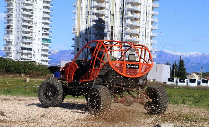 İlkokul mezunu demirci ustası, kendi yaptığı hayalindeki arazi aracıyla engelleri aşıyor
