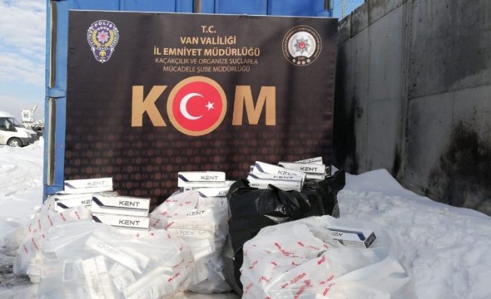 Kamyonun dingil ve stepne lastiğinde 5 bin 100 paket kaçak sigara ele geçirildi
