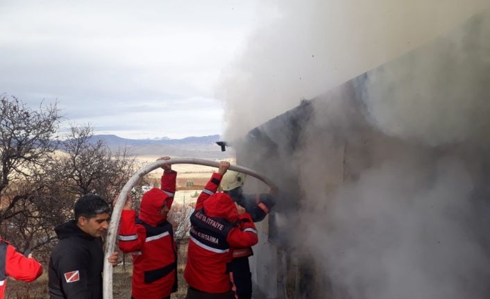 Kayıp Gülistan için yola çıkan ekip, karşılaştığı yangına müdahale etti