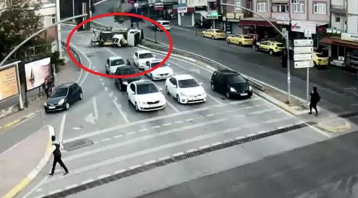 Kocaeli’de 1’i ağır 3 kişinin yaralandığı kaza saniye saniye kameralara yansıdı