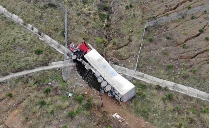 Kuzey Marmara otoyolunda bariyerleri aşarak şarampole uçan TIR havadan görüntülendi