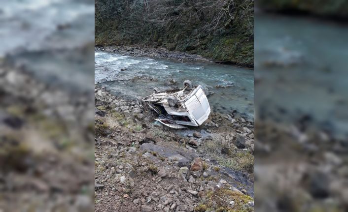 Minibüs dere yatağına devrildi: 1 yaralı