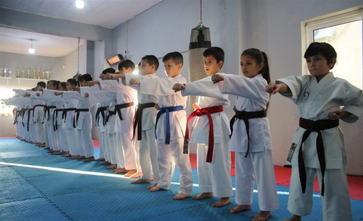 (Özel haber) 30 karateciden 27’si madalya kazanarak rakiplerine fark attı