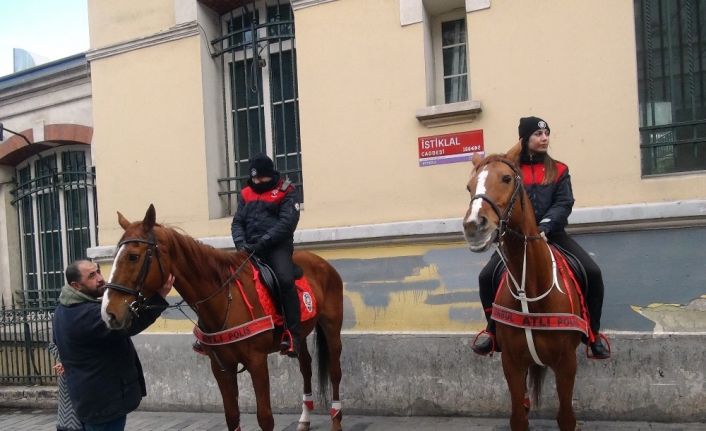(Özel) İstiklal Caddesi’nde atlı polislerin geçidi turistlerden büyük ilgi gördü