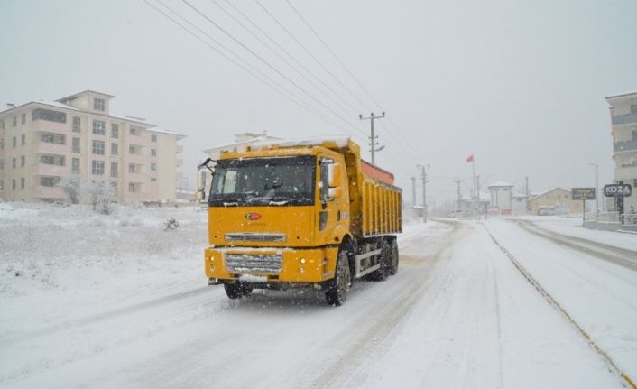 Safranbolu’da kar küreme ve tuzlama çalışması