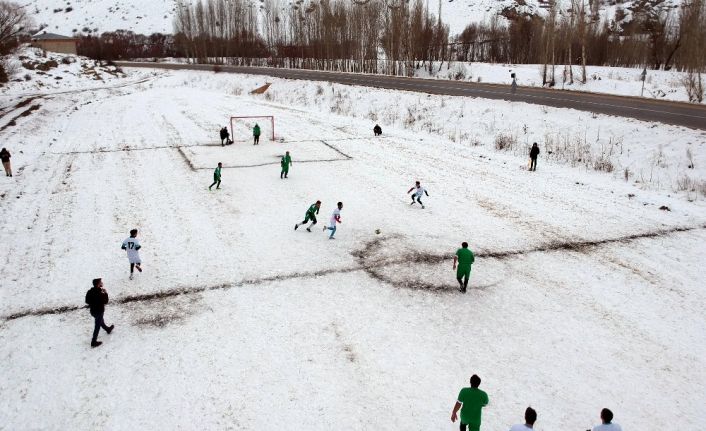 Şehidin anısına kar üzerinde futbol turnuvası