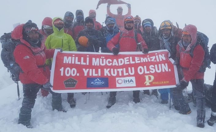 Şehitleri 3 bin 54 metrede andılar