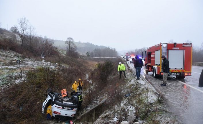 Sinop’ta karda kayan otomobil şarampole yuvarlandı: 2 yaralı