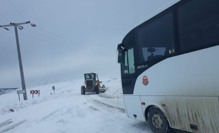 Söğüt-Eskişehir karayolu ulaşıma kapandı, araçlar yolda mahsur kaldı