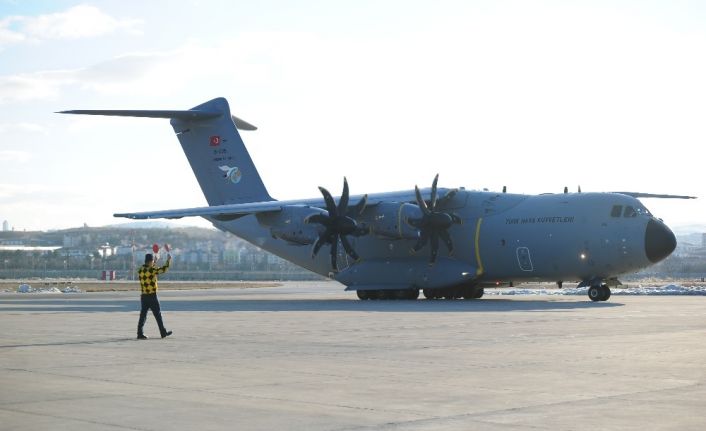 Somali’de bomba yüklü araçla gerçekleştirilen terör saldırısında yaralanan 9 vatandaşı taşıyan Türk Hava Kuvvetlerine ait uçak, Ankara Etimesgut Askeri Havaalanına indi.