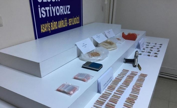 Şüpheli aracın cam açma kapama haznesinin içerisinden çıkanlar polisi şoke etti