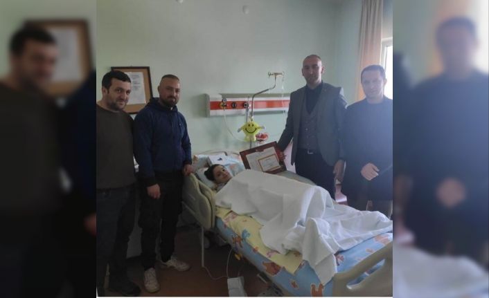 Tedavi gören öğrenci karnesini hastanede aldı