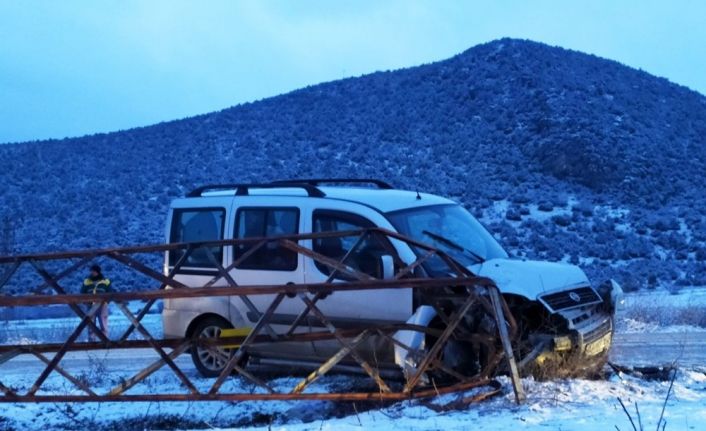 Yaşanan trafik kazası sonrası 7 köy elektriksiz kaldı, yol ulaşıma kapandı