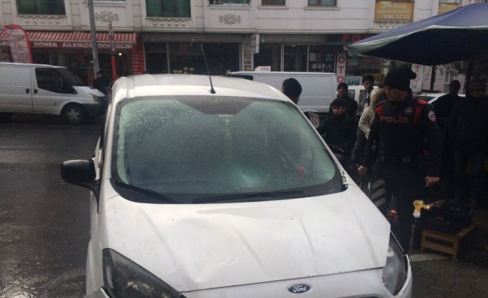 Yaşlı adam ve kadına arkadan çarptı, ambulans gelene kadar başlarından ayrılmadı