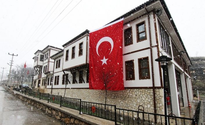 Yunan vekile bayraklı tepki