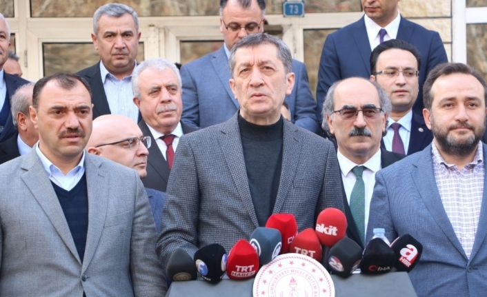 Bakan Selçuk: "Van’da ilçelerimizde birkaç köy okulunda ufak çaplı hasar meydana geldi"