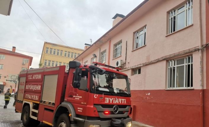 Elektrik kontağından çıkan yangın okulda paniğe yol açtı