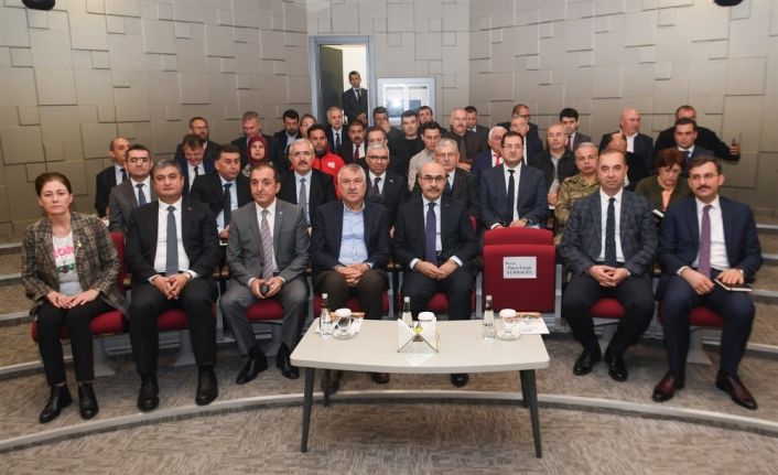 Vali Demirtaş: "Deprem öldürmez, bina öldürür"