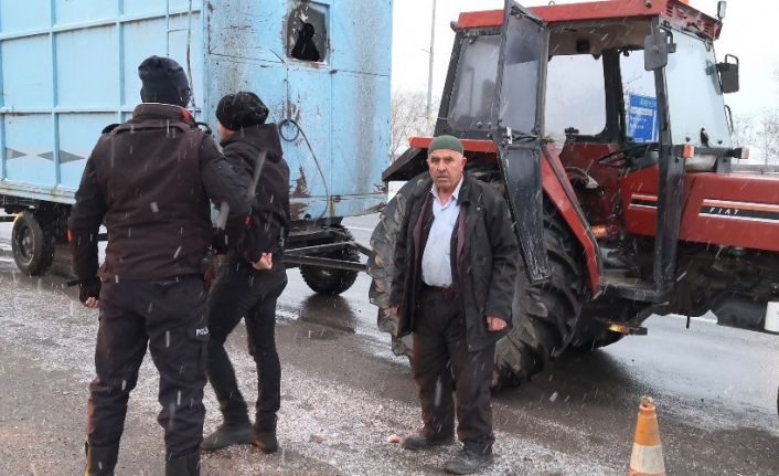 3 römorkla karayolunda tersten giden traktör sürücüsünden ilginç savunma