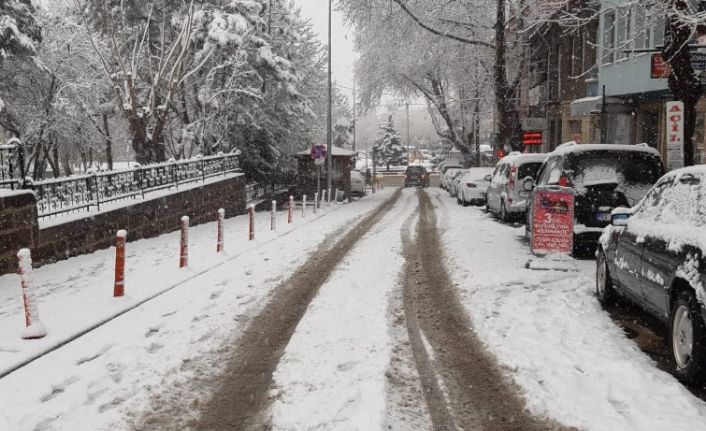 Afyonkarahisar’da kar kalınlığı 5 santimetreyi buldu