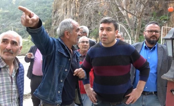 AK Parti Erdemli İlçe Başkanı Kaya, su taşkını yaşanan  bölgeyi inceledi