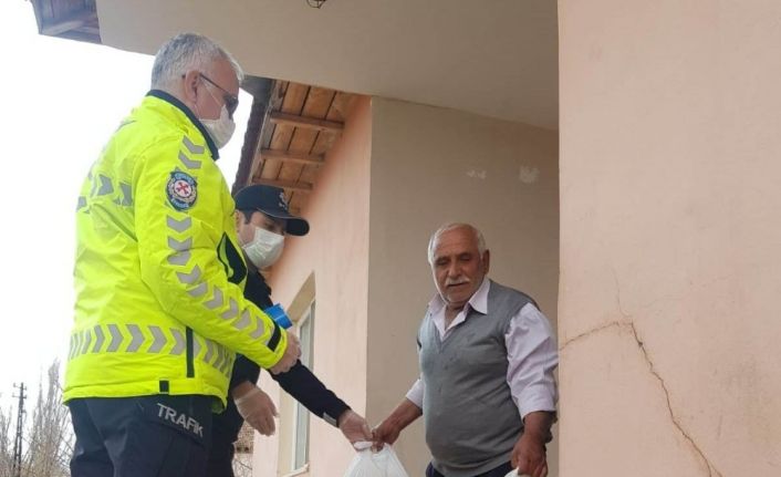 Akçadağ’da yaşlıların alışverişi polisten