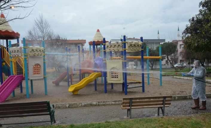 Akhisar’da parklar ve pazar yerleri dezenfekte ediliyor