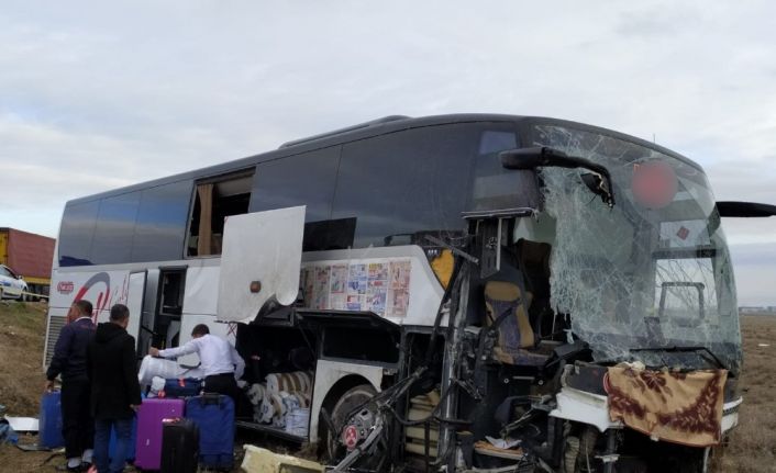 Aksaray’da bir yolcu otobüsü tıra çarptı: 44 yaralı