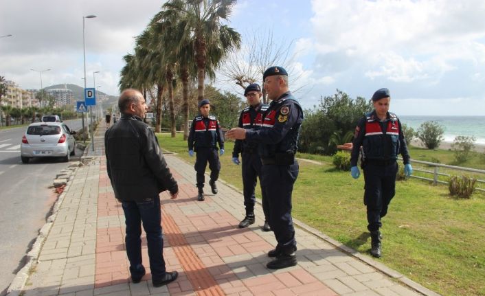 Alanya’da jandarma 5 ayrı dilde anons yaparak korona virüse karşı uyardı