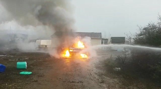 Alev alan LPG’li otomobil küle döndü