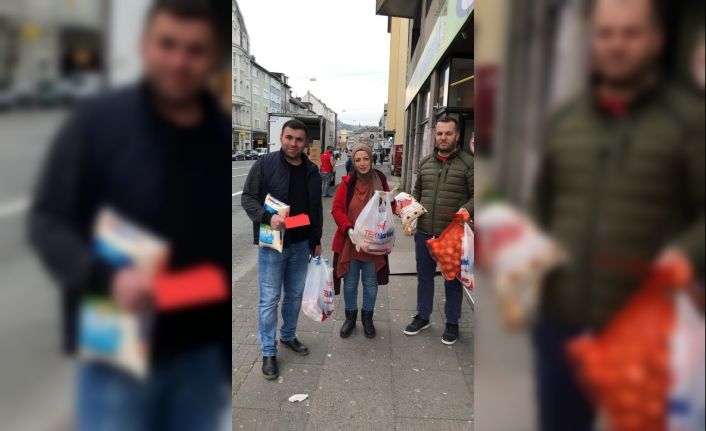 Almanya’daki Türklerden gönüllü olarak yaşlılara ve kimsesizlere korona virüs yardımı